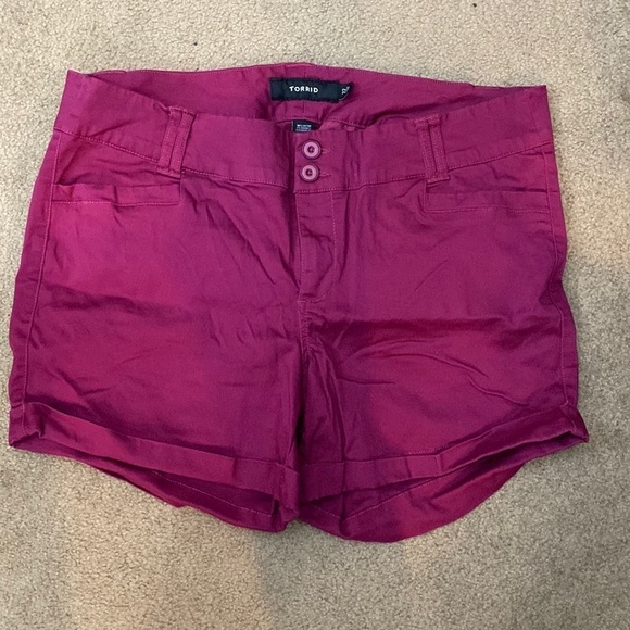 Torrid plum‎ wine 5 INCH STRETCH SATEEN MID-RISE SHORT - Picture 2 of 5